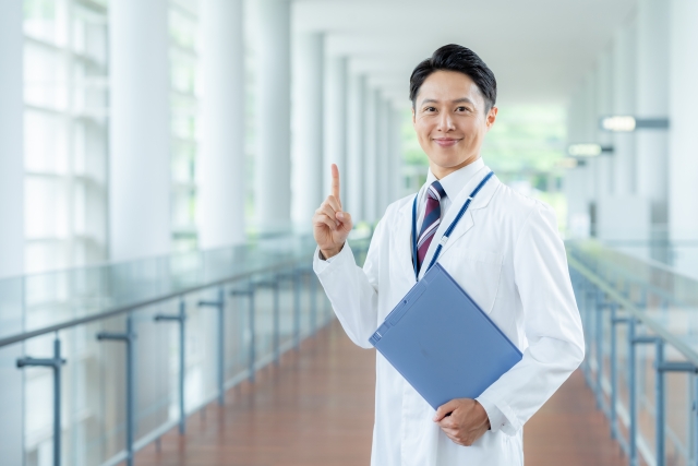 人差し指を立てる医師