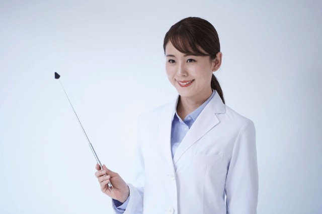 ポイントを指す医師