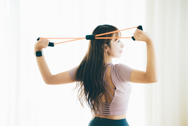 体操をする女性