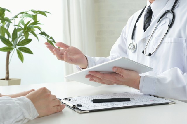 :診察室で医師が患者に説明する様子