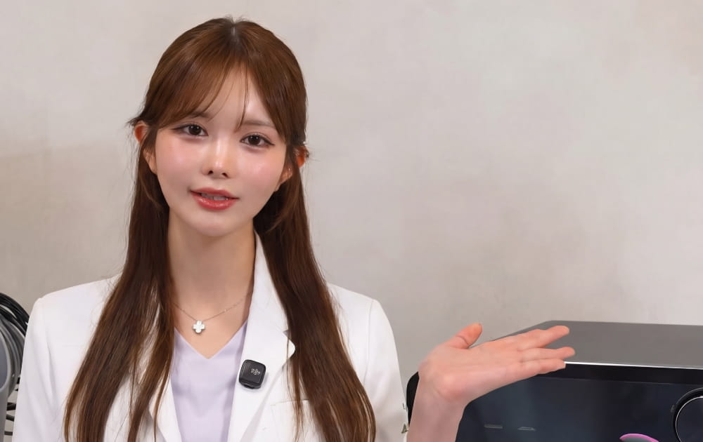 白いジャケットを着て微笑む女性