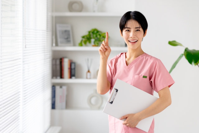 人差し指を立てる医師