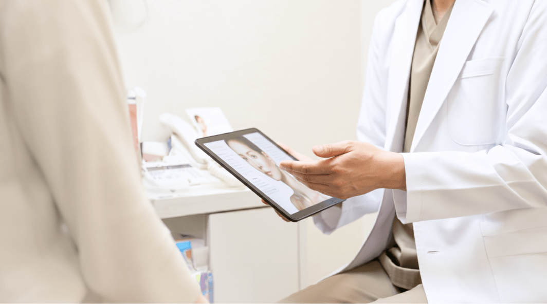 医師がタブレットを使ってカウンセリングを行っている様子