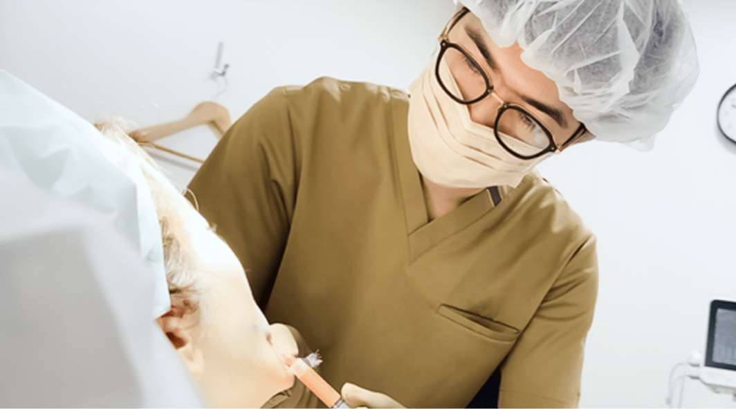 医師が施術を行っている様子