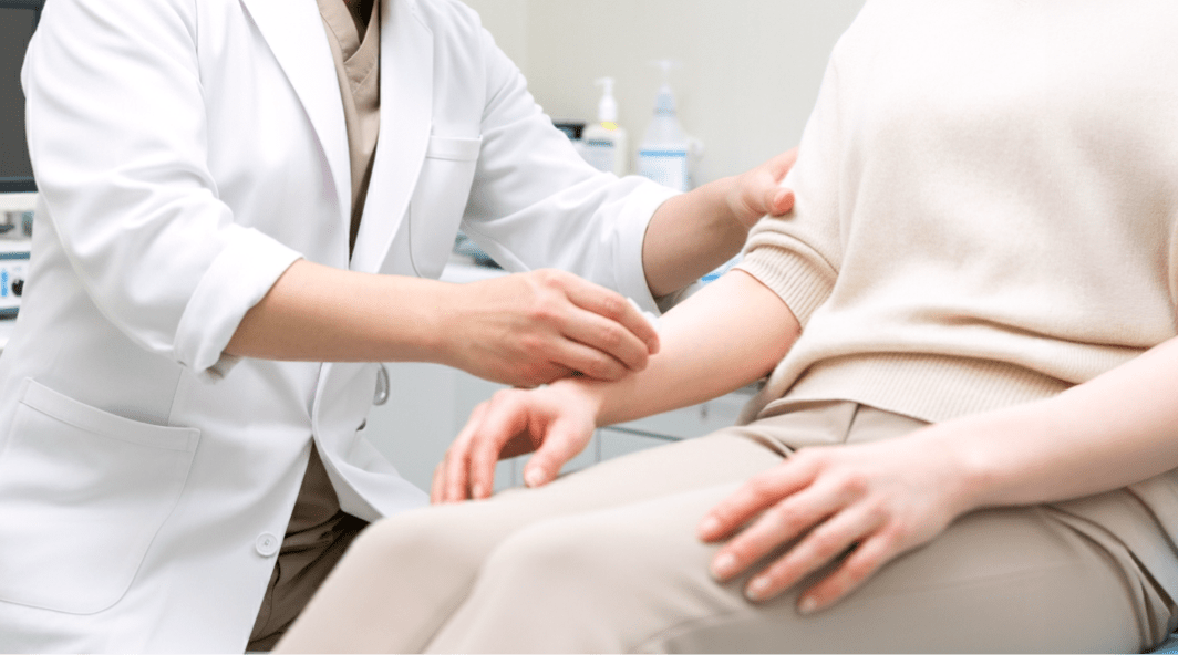 医師が患者の腕の状態を確認している様子