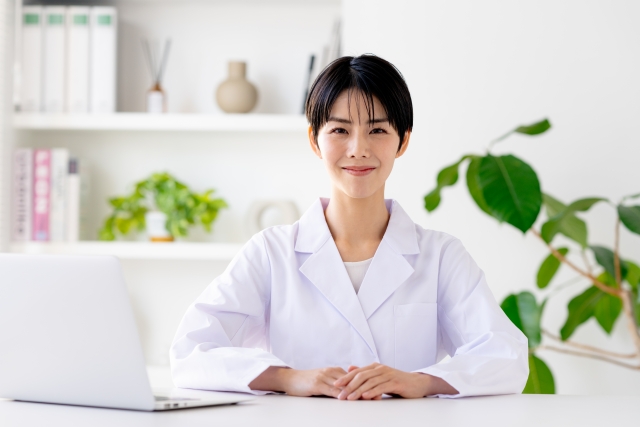 白衣を着ている女性
