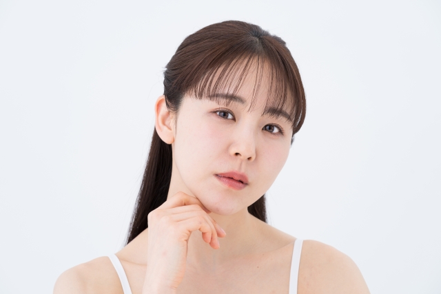 顎に手をあてている女性