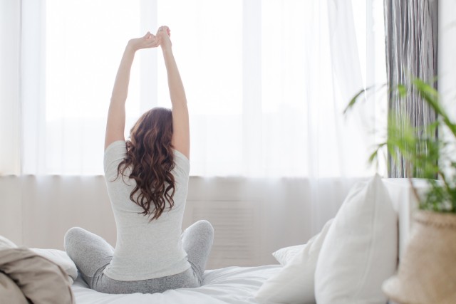 背伸びをする女性