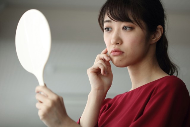鏡を見る女性