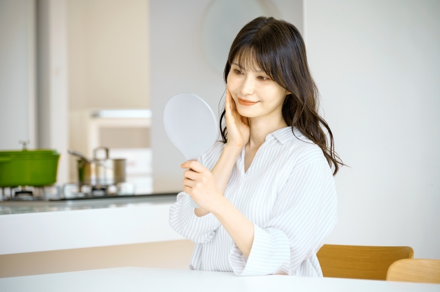 鏡を見ている女性