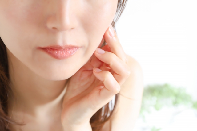 顔のたるみの主な原因