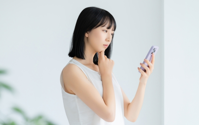 スマホを見ている女性