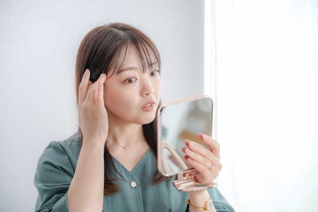 鏡を見ている女性
