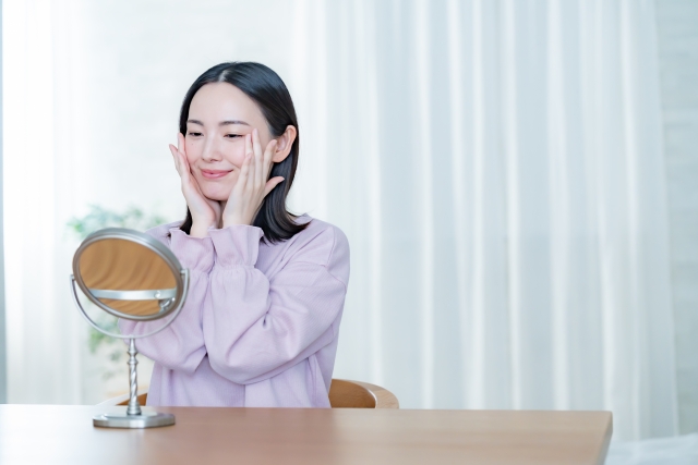 鏡を見ている女性