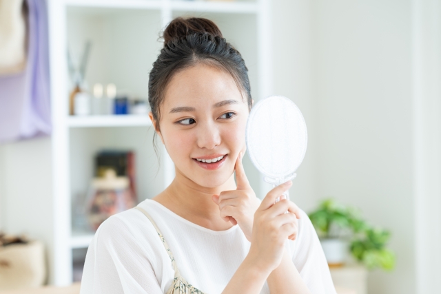 鏡を見ている女性