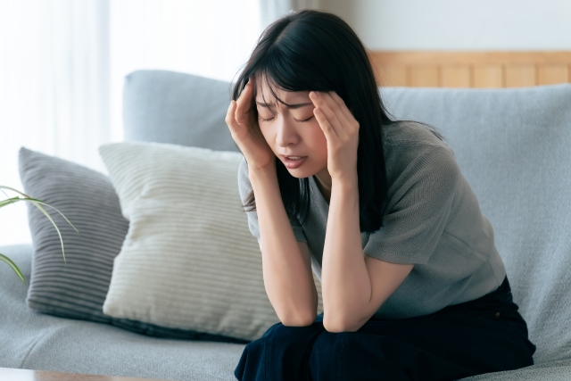 頭を抱える女性