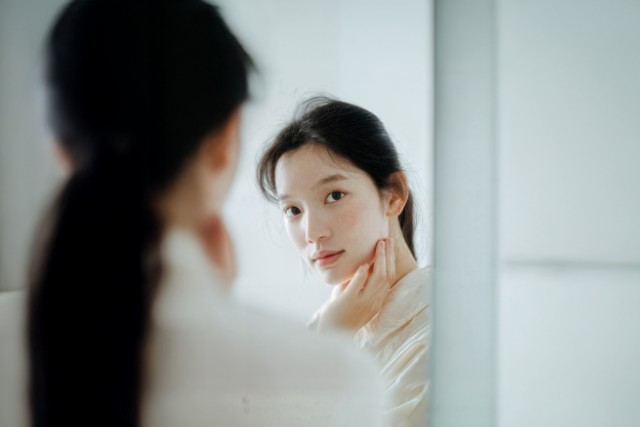 鏡を見ている女性