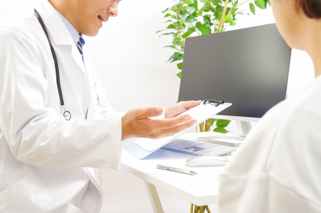 白衣の医師が患者に説明する様子