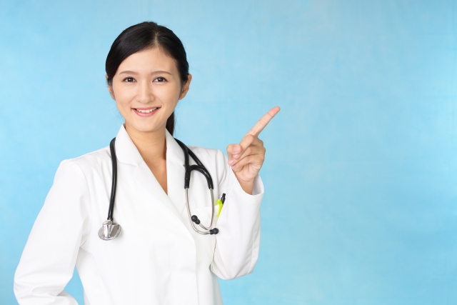 白衣を着た女性医師が指差し説明