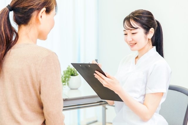 カウンセリングをする医師