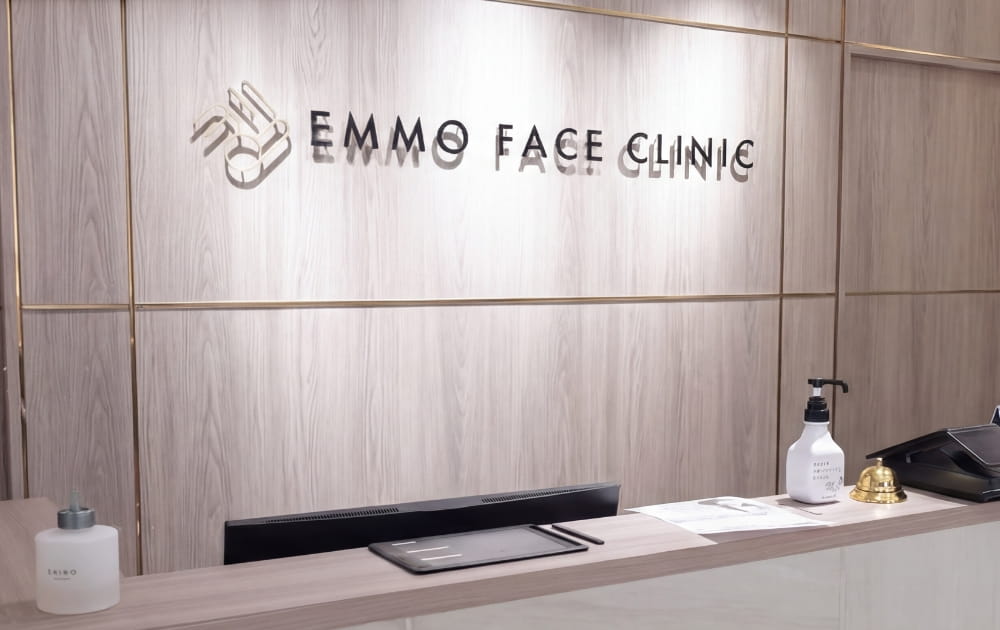 EMMO FACE CLINICの受付カウンター