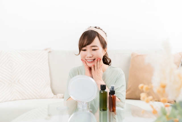 鏡でほうれい線ケアをする女性