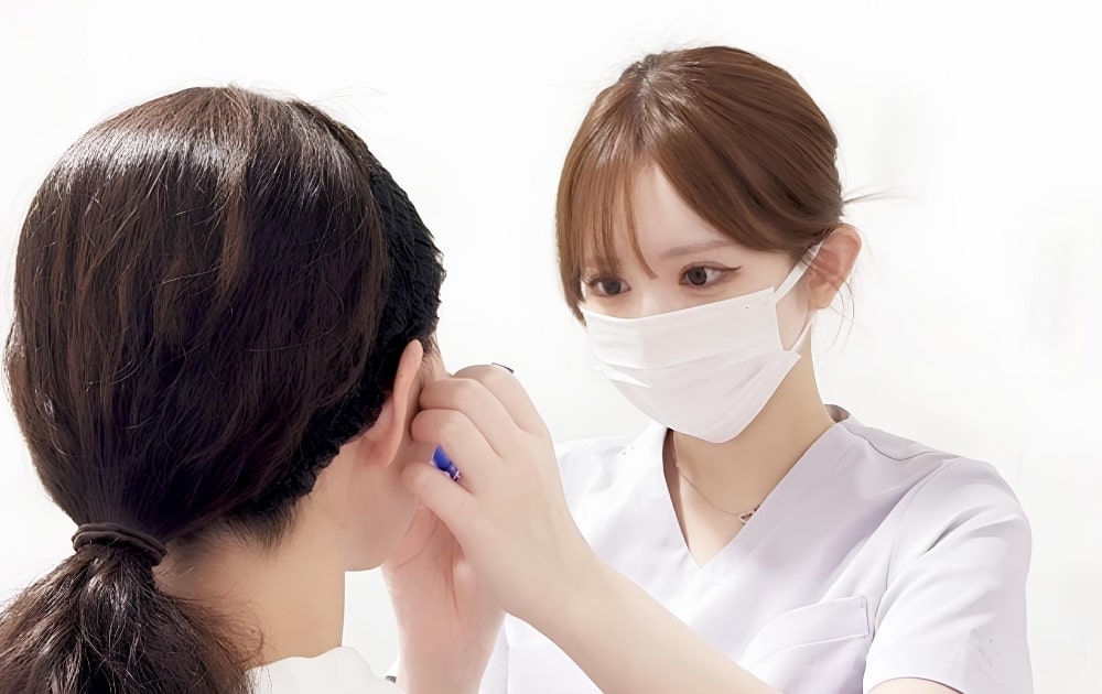 頬の診察をする医師