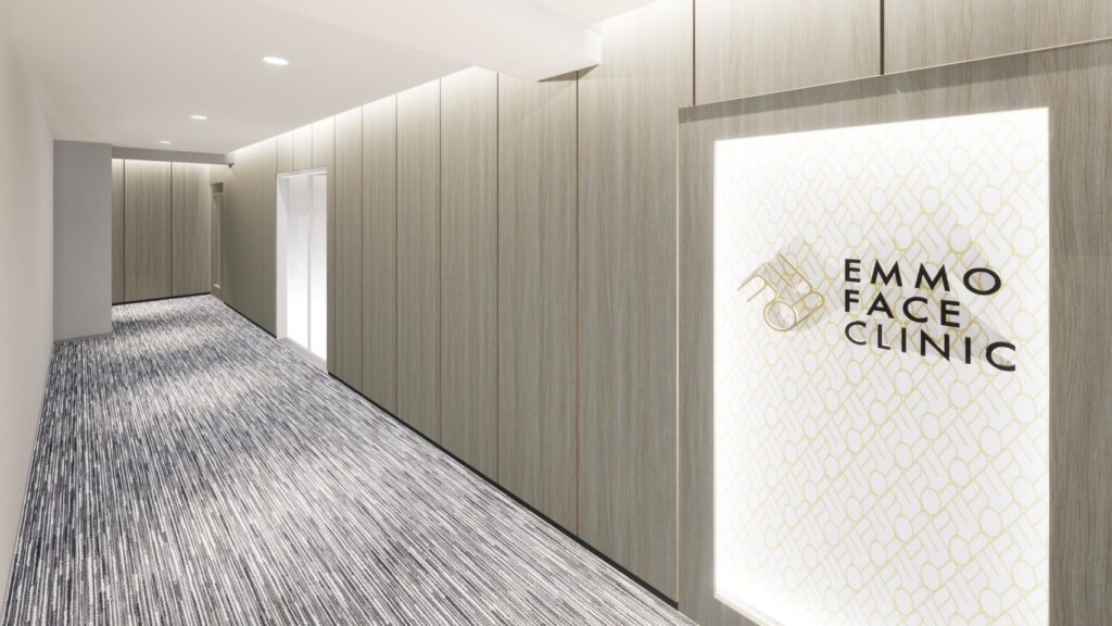 EMMO FACE CLINICの看板と廊下