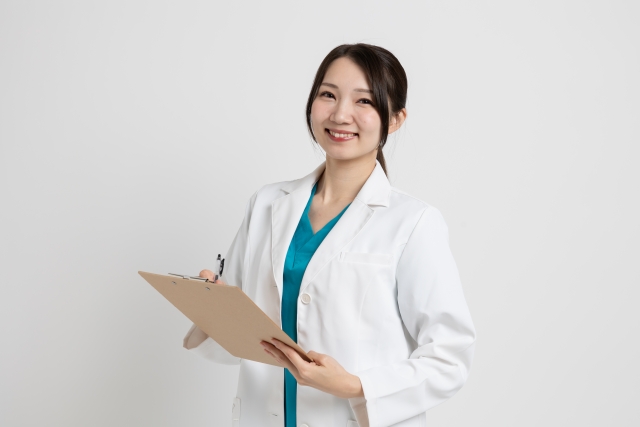 笑顔の医師