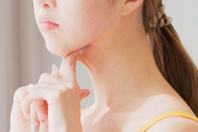 顎のたるみを確認する女性