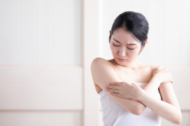 二の腕を気にする女性