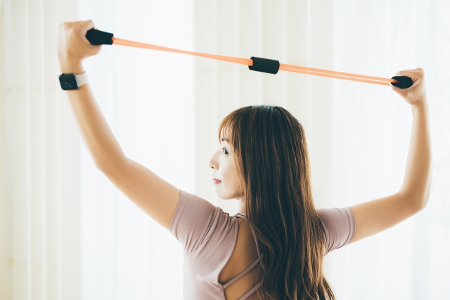 二の腕のトレーニングをする女性