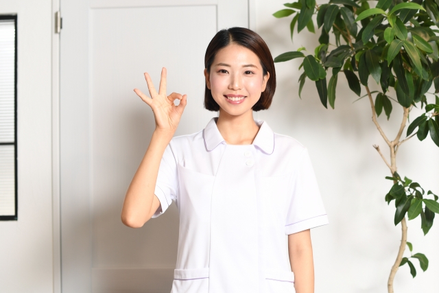 OKサインを出す医師